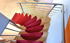 Beispiel einer Treppe mit Geländer
